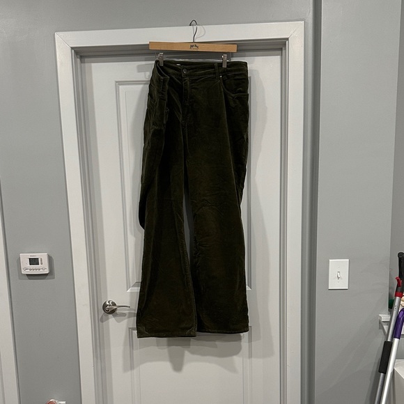 Kut from the Kloth Denim - Kut from the Kloth "Karen" baby bootcut Olive corduroy jeans